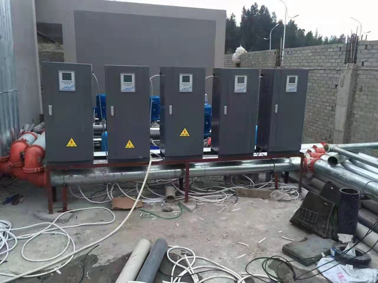 某工厂工作五六年的变频柜现场