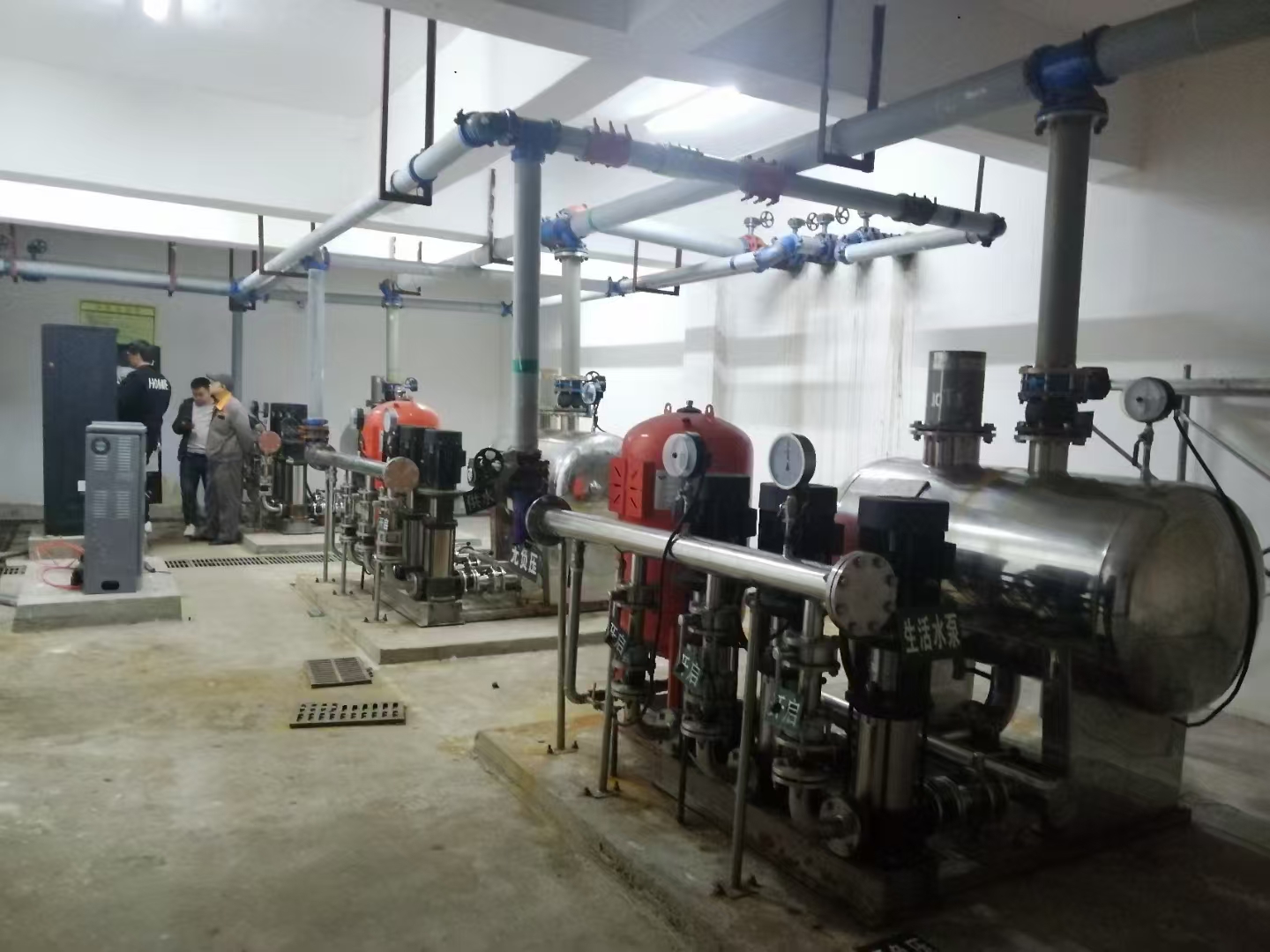一控三变频柜用于某高层小区恒压供水现场